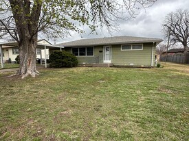 1212 Park St in Hoisington, KS - Building Photo