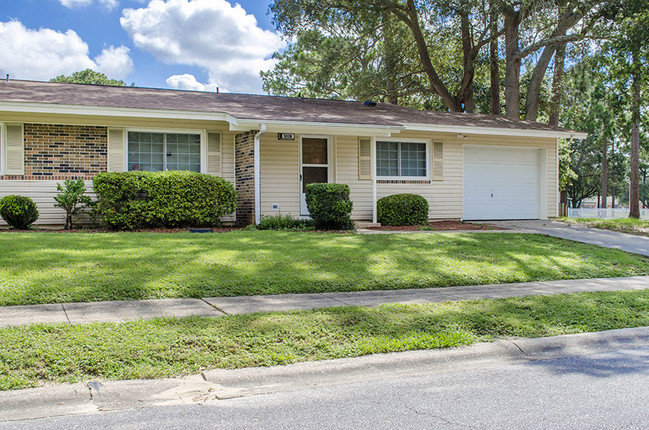 Whiting Field Homes in Milton, FL - Foto de edificio - Building Photo