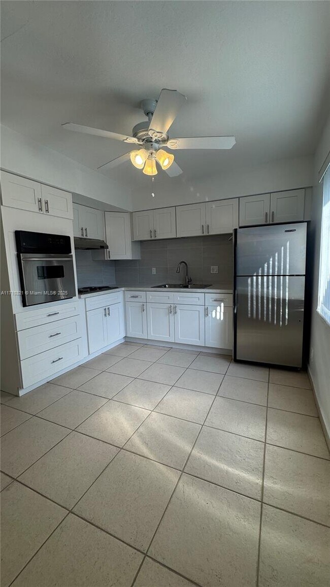 819 SW 3rd St-Unit -1 in Hallandale Beach, FL - Building Photo - Building Photo