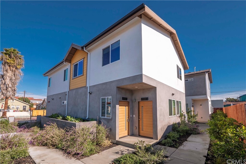 3928 S Normandie Ave in Los Angeles, CA - Building Photo