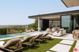 1536 Blue Jay Way in Los Angeles, CA - Building Photo - Building Photo