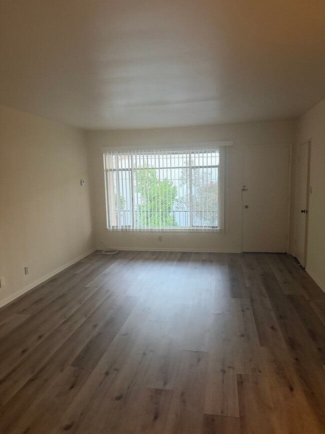 property at 918 W Huntington Dr