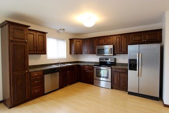 3322 8th St W-Unit -B in West Fargo, ND - Building Photo - Building Photo