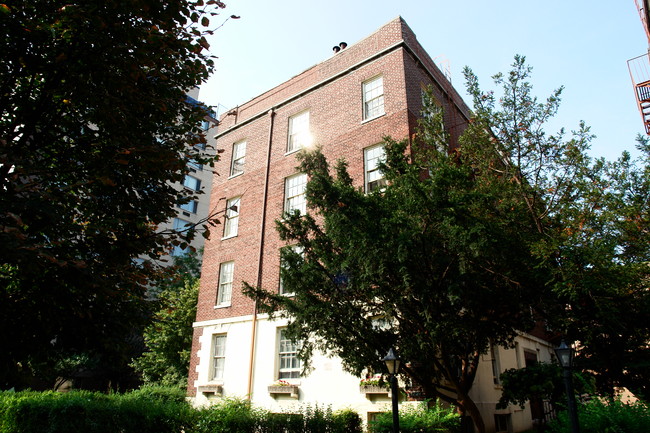 37-22 Bowne St in Flushing, NY - Building Photo - Building Photo