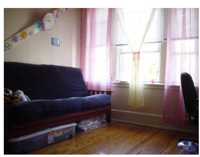 107 Gordon St, Unit 4 in Boston, MA - Foto de edificio - Building Photo