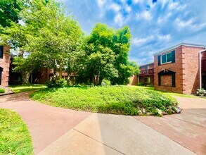 Oakwood Apartments in Kirkwood, MO - Building Photo - Building Photo