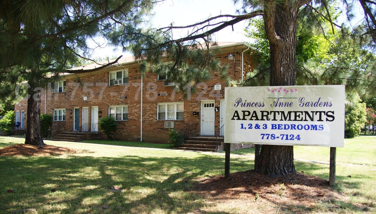 4852 East Princess Anne Road in Norfolk, VA - Building Photo