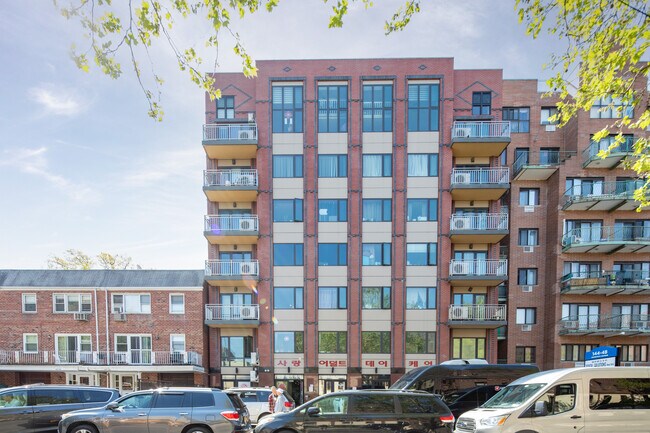 Buckingham Apartments in Flushing, NY - Foto de edificio - Building Photo
