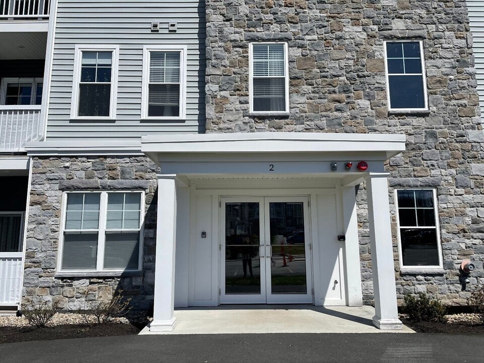 2 Stratton Dr in Woburn, MA - Foto de edificio