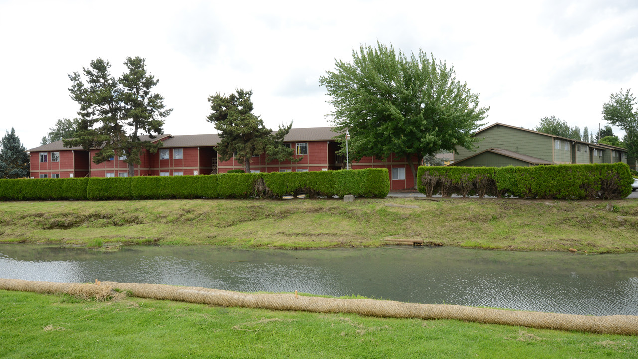 Washington Square in Longview, WA - Building Photo