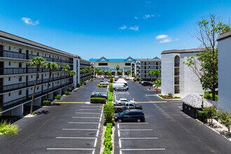 Anglers Cove Condominium Association in Marco Island, FL - Foto de edificio - Building Photo