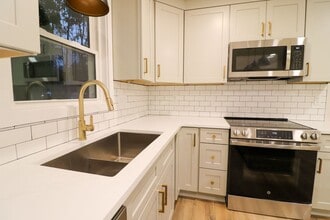 201 Elmwood Cir in Cheshire, CT - Building Photo - Building Photo