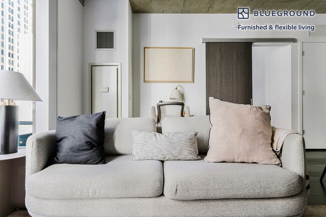 215 W Lake St in Chicago, IL - Foto de edificio - Building Photo