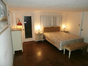 300 Salem Ave NW, Unit Mother-in-law apartment in Port Charlotte, FL - Foto de edificio - Building Photo