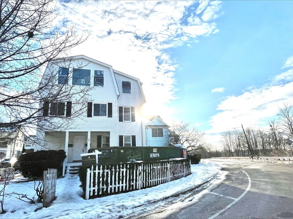 105 Shore Dr, Unit 2 in Somerville, MA - Foto de edificio