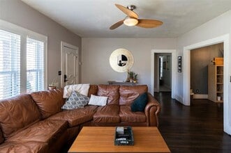 5533 Pershing Ave in Fort Worth, TX - Foto de edificio - Building Photo