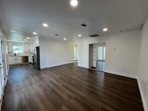 24101 Victory Blvd in Los Angeles, CA - Building Photo - Building Photo