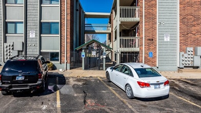 College Villas in Topeka, KS - Foto de edificio - Building Photo