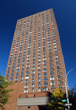 Mill Rock Plaza in New York, NY - Foto de edificio - Building Photo