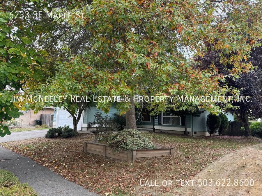 6233 SE Maple St in Hillsboro, OR - Foto de edificio