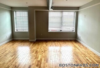 26 Portland St in Worcester, MA - Foto de edificio - Building Photo