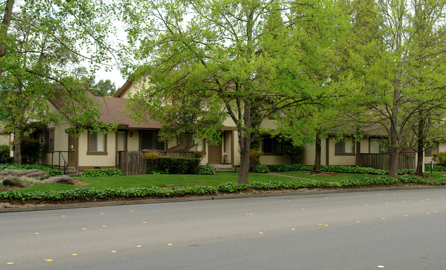 Vista Del Robles in Santa Rosa, CA - Foto de edificio - Building Photo