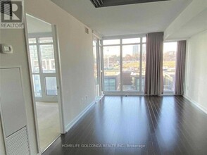 121-121 McMahon Dr in Toronto, ON - Building Photo - Building Photo