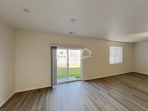1415 W 16th Ave in La Center, WA - Building Photo - Building Photo