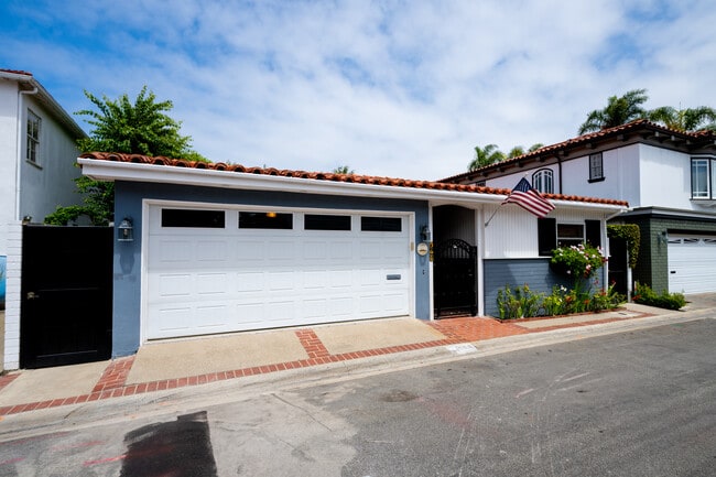 129 Via Nice in Newport Beach, CA - Building Photo - Building Photo