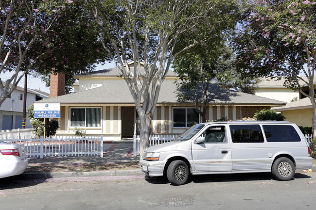 15941 S Myrtle Ave in Tustin, CA - Building Photo - Building Photo