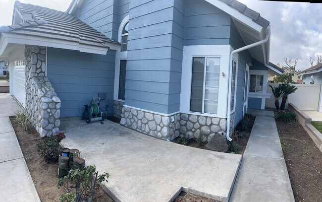39953 Falcon Way in Murrieta, CA - Foto de edificio - Building Photo
