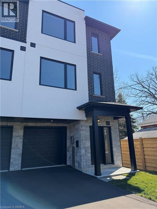 167 Fifth Ave in Brantford, ON - Building Photo