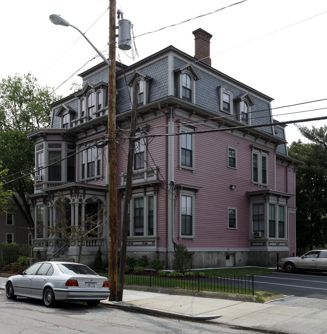 14 Parkis Ave in Providence, RI - Foto de edificio - Building Photo