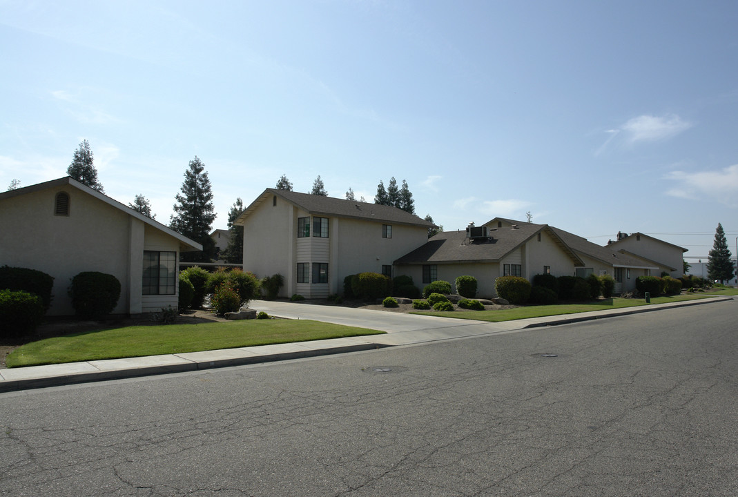 Hemlock Apartments in Reedley, CA - Foto de edificio