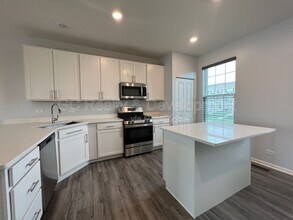 594 Cimmaron Cir in Crystal Lake, IL - Building Photo - Building Photo