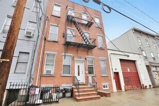 364 7th St in Jersey City, NJ - Building Photo