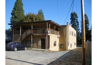 Carlillie in Glendale, OR - Foto de edificio - Building Photo
