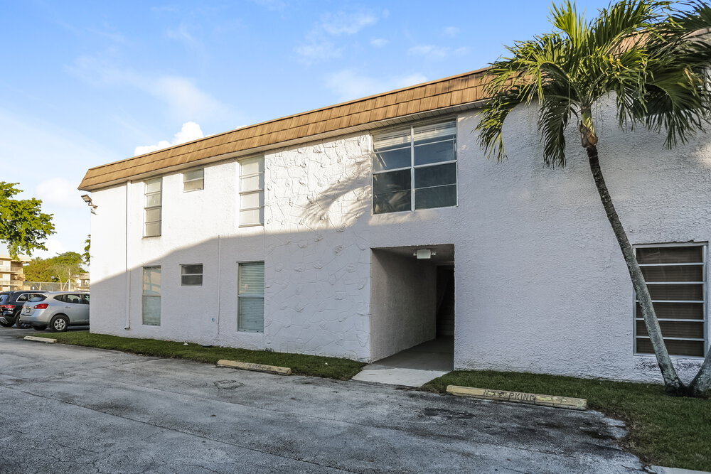 10395 N Kendall Dr in Miami, FL - Building Photo