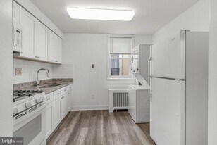 2440 Carpenter St in Philadelphia, PA - Building Photo