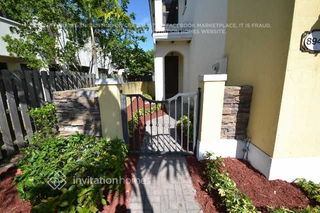 8943 SW 228th Ln in Miami, FL - Foto de edificio - Building Photo