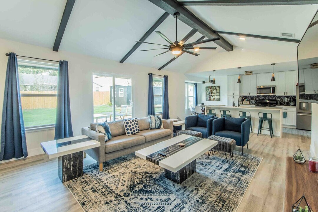 7500 Rio Pass in Austin, TX - Building Photo