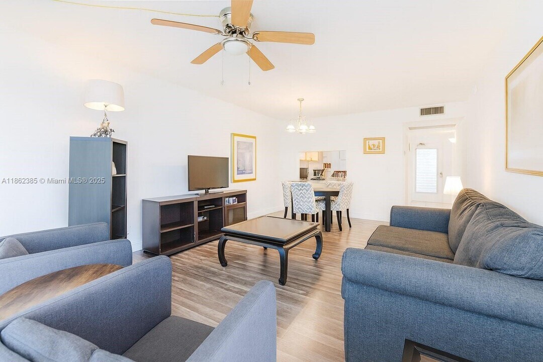 9330 Lagoon Pl in Davie, FL - Building Photo