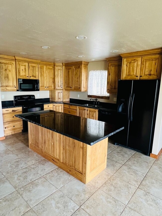 925 S 7450 E in Huntsville, UT - Building Photo - Building Photo