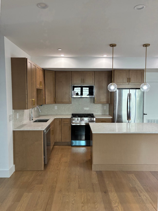 97 Addison St, Unit 204 in Boston, MA - Building Photo - Building Photo