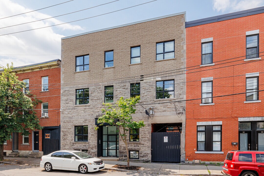 300 Bourget Rue in Montréal, QC - Building Photo