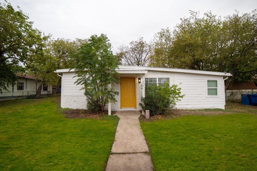 823 N Trinity in San Antonio, TX - Building Photo