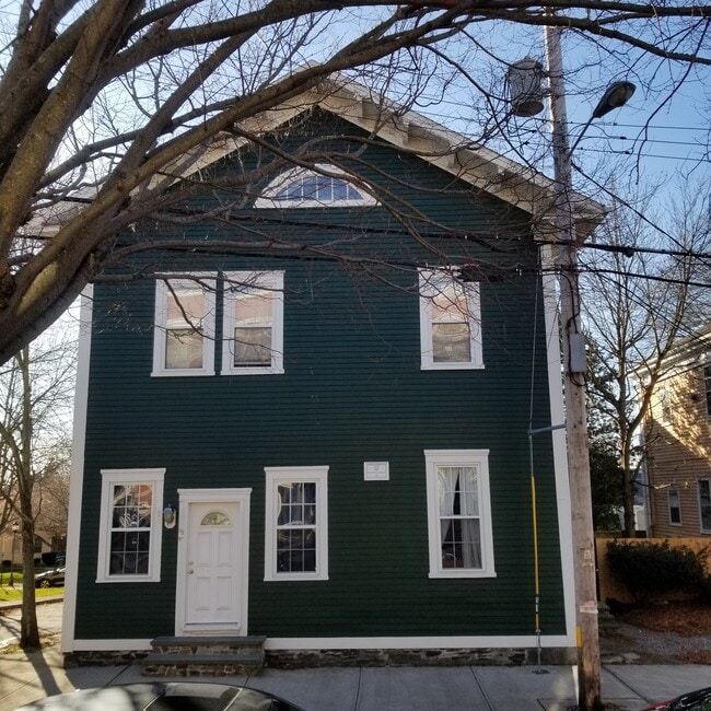 32 Farewell St, Unit 4 in Newport, RI - Foto de edificio - Building Photo