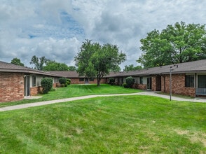 Eastview Manor in Des Moines, IA - Building Photo - Building Photo