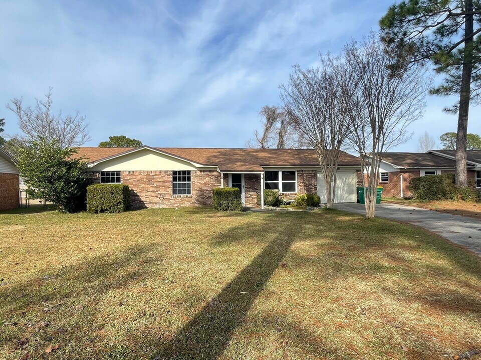1607 Date Palm Dr in Niceville, FL - Building Photo