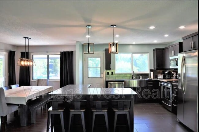 4279 Lakeshore Rd in Kelowna, BC - Building Photo - Building Photo